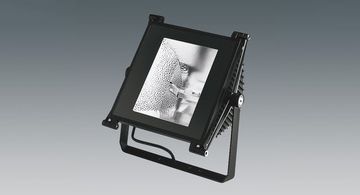  Schwarzer LED-Fluter mit verstellbarem Standfuß, reflektierende Innenfläche sichtbar.